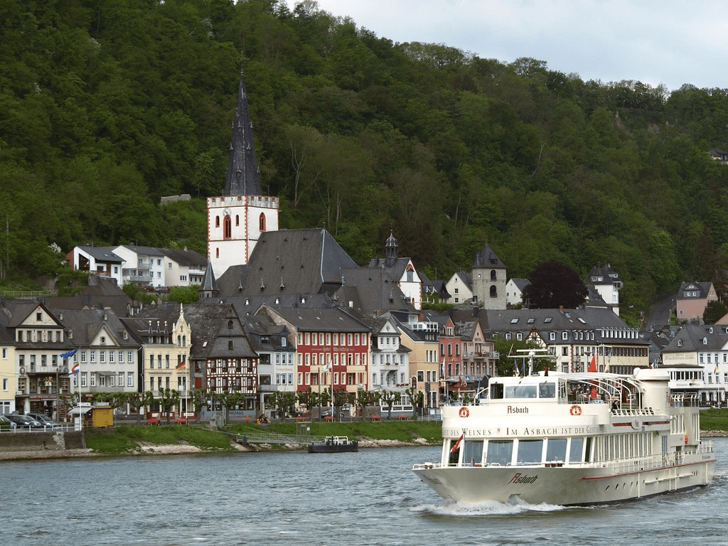 A picture of a Rhich River cruise for tourists.