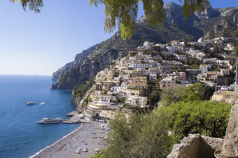An image of the villages along the Amalfi Coast.