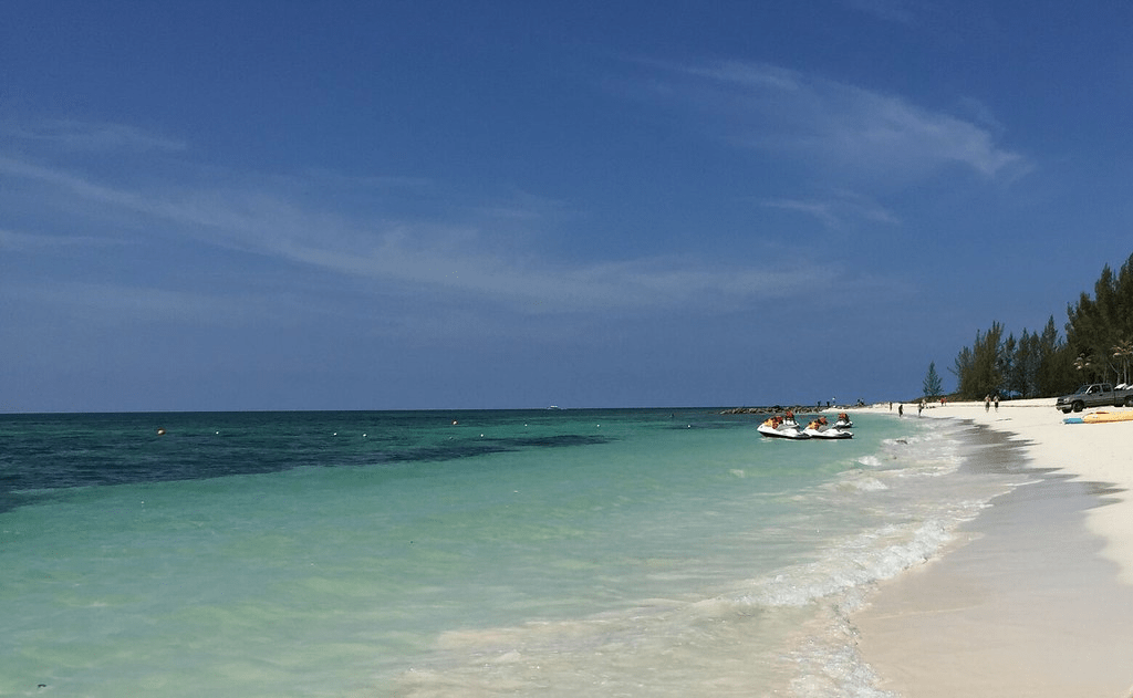 A picture of tourists visiting Taino Beach within the Grand Bahama.