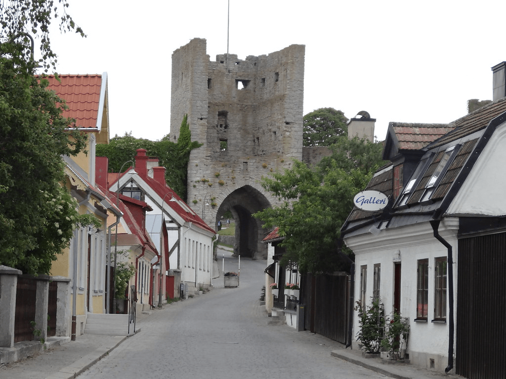 An image of the city wall gate tower overlooking a Visby street.