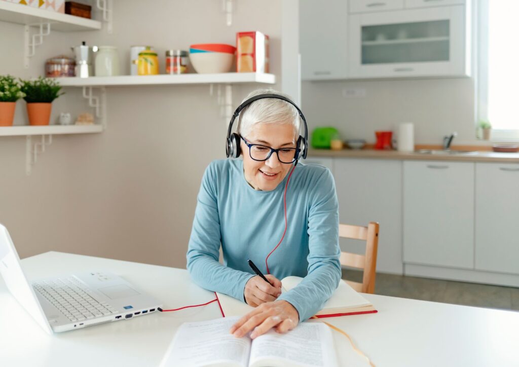 There are websites that provide senior-friendly courses that are user-friendly and easy to understand.