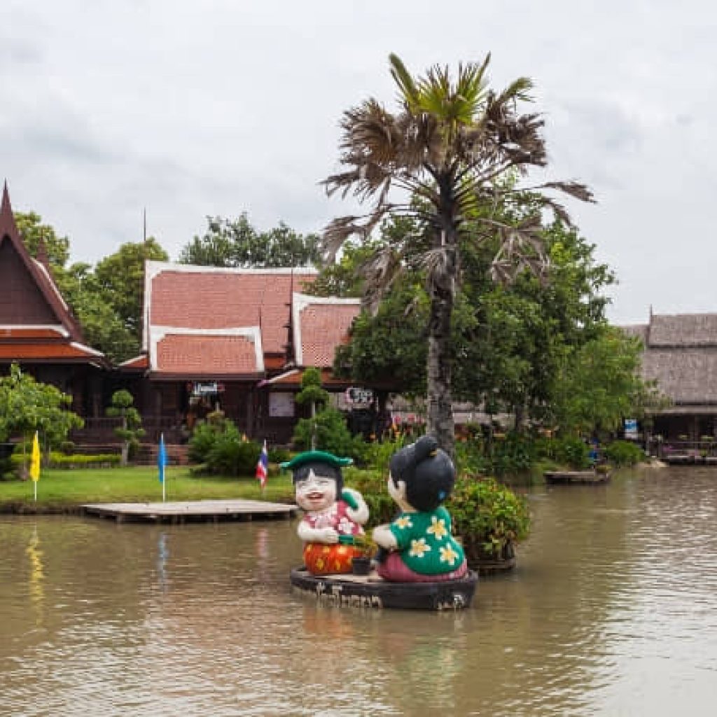 An image of the floating market for the article about "senior vacation to Bangkok."