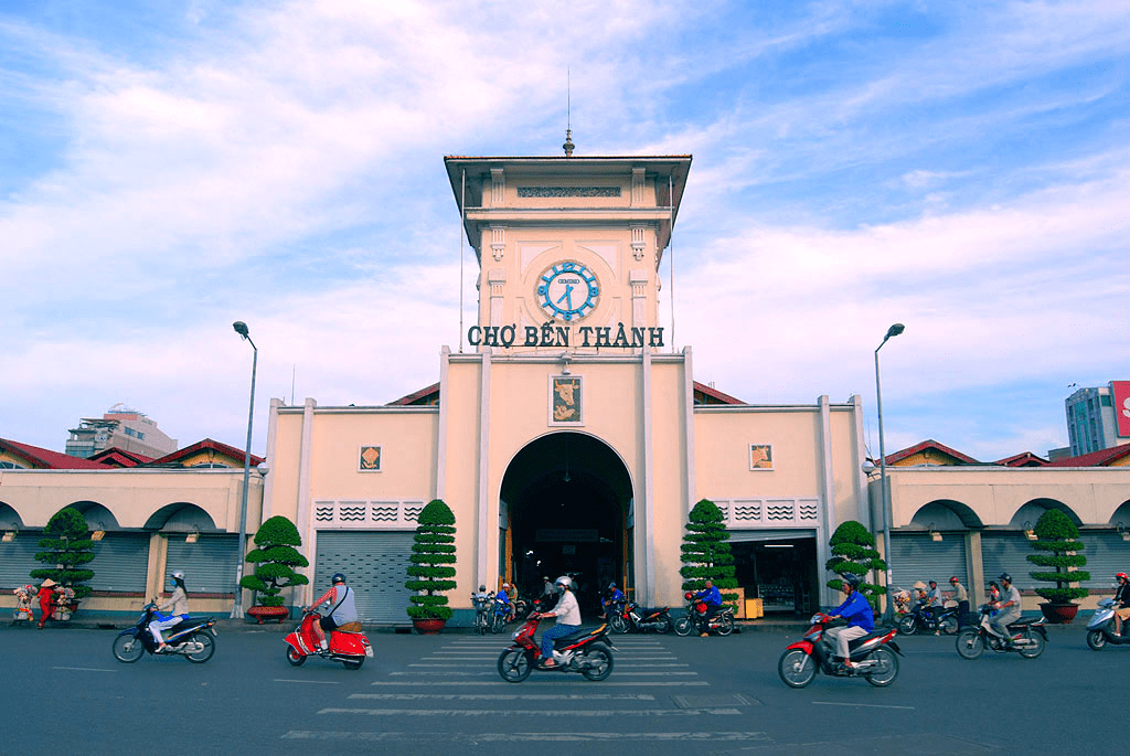 An image of the Ben Thanh Market front entrance.