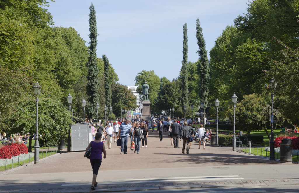 An image of visitors of Esplanadi Park.