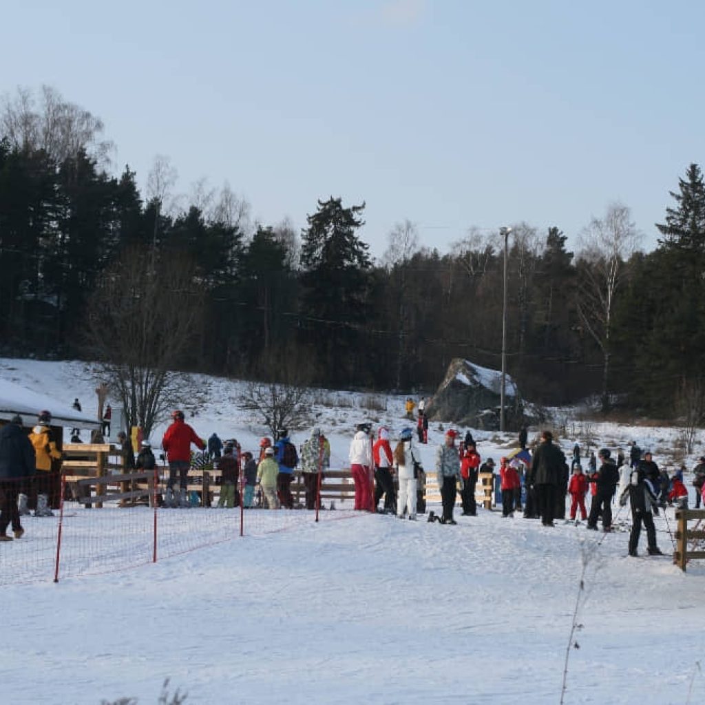 An image of tourists out skiing during a senior vacation to Turku.