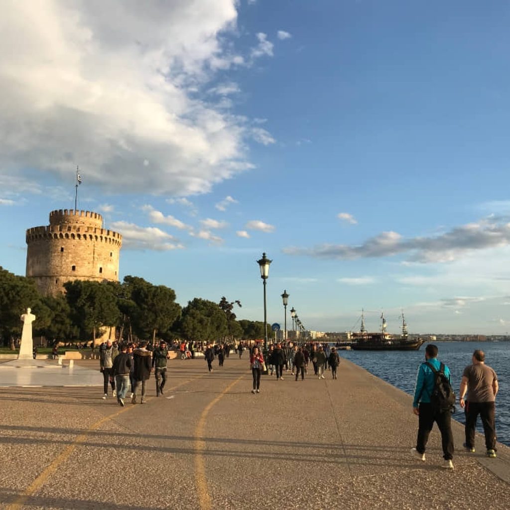 An image of tourists visiting the White Tower for an article about "senior trip to Thessaloniki."