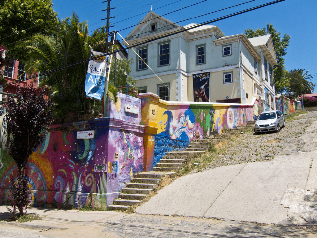 An image of graffiti on a wall in Cerro Alegre.